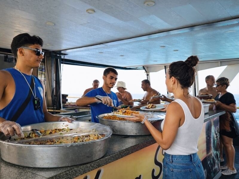 Güvertede Kurulan Açık Büfe, Deniz Manzarası ve Self Servis Rahatlığı